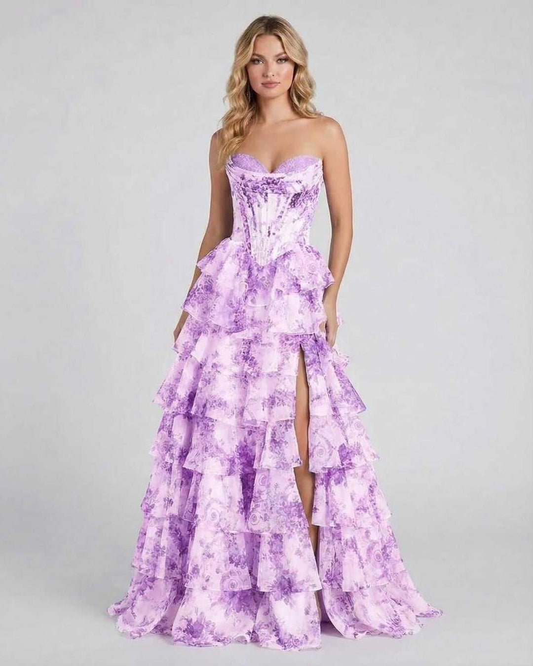 Vestido maxi violeta floral con volantes, elegante para mujer. Ideal para fiesta, noche y ocasiones especiales.