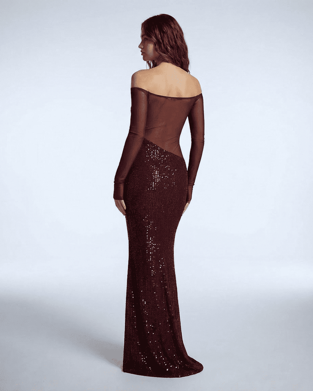 Elegante vestido blanco de gala o graduación para mujer, estilo maxi con mangas largas, sofisticado y formal.