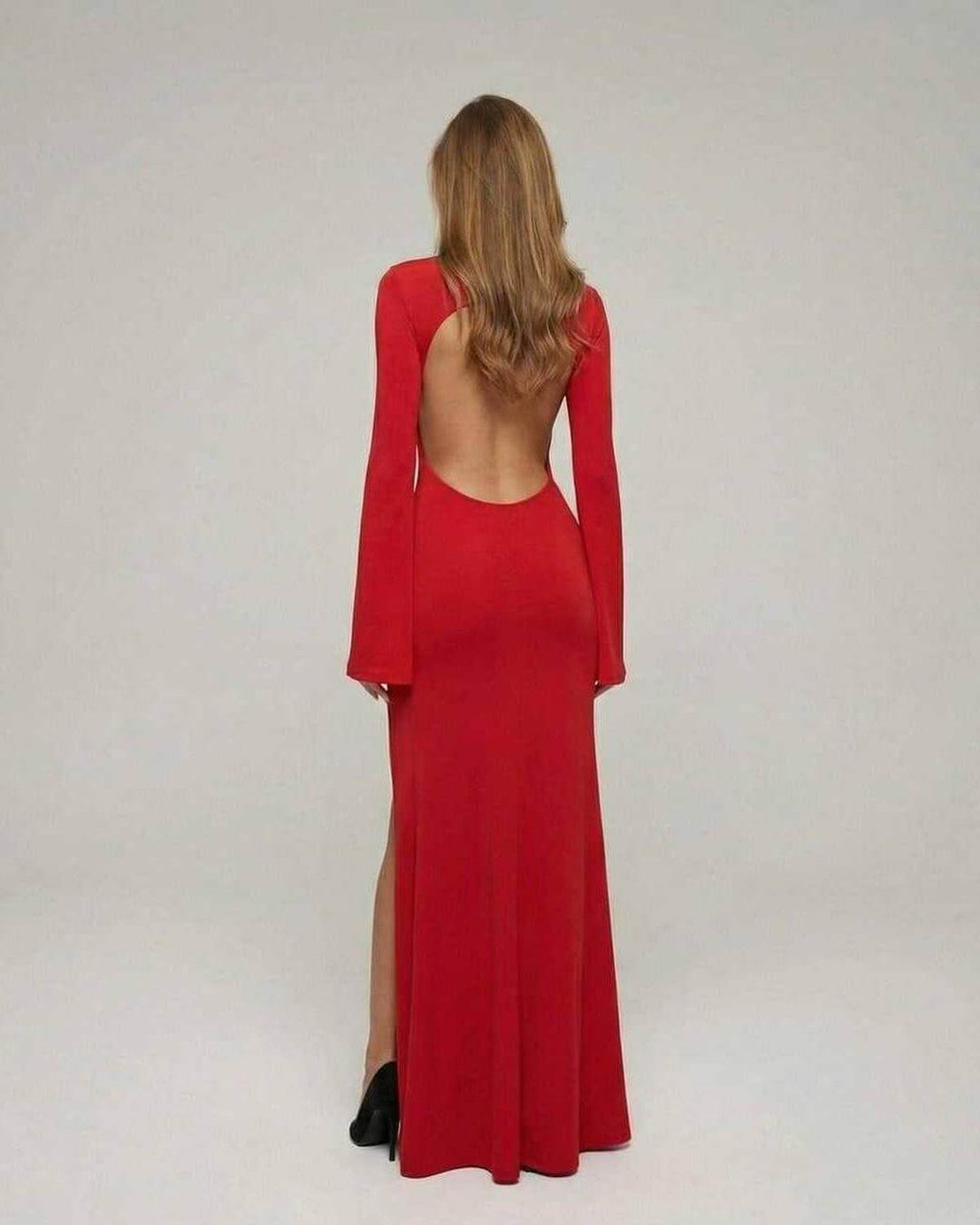 Elegante vestido maxi rojo ajustado para mujer. Silueta lápiz con mangas acampanadas, perfecto para noche.