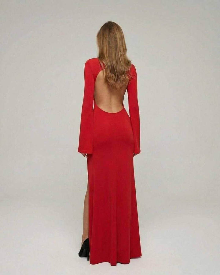 Elegante vestido maxi rojo ajustado para mujer. Silueta lápiz con mangas acampanadas, perfecto para noche.