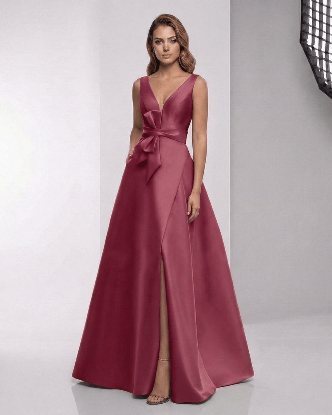 Vestido maxi blanco elegante y fluyente para mujer, con abertura, ideal para fiestas y bodas.