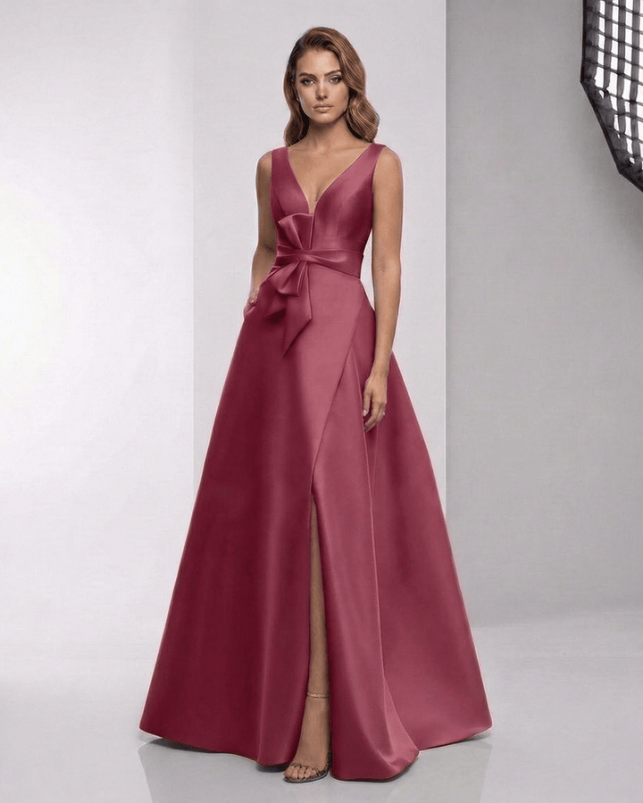 Vestido maxi blanco elegante y fluyente para mujer, con abertura, ideal para fiestas y bodas.