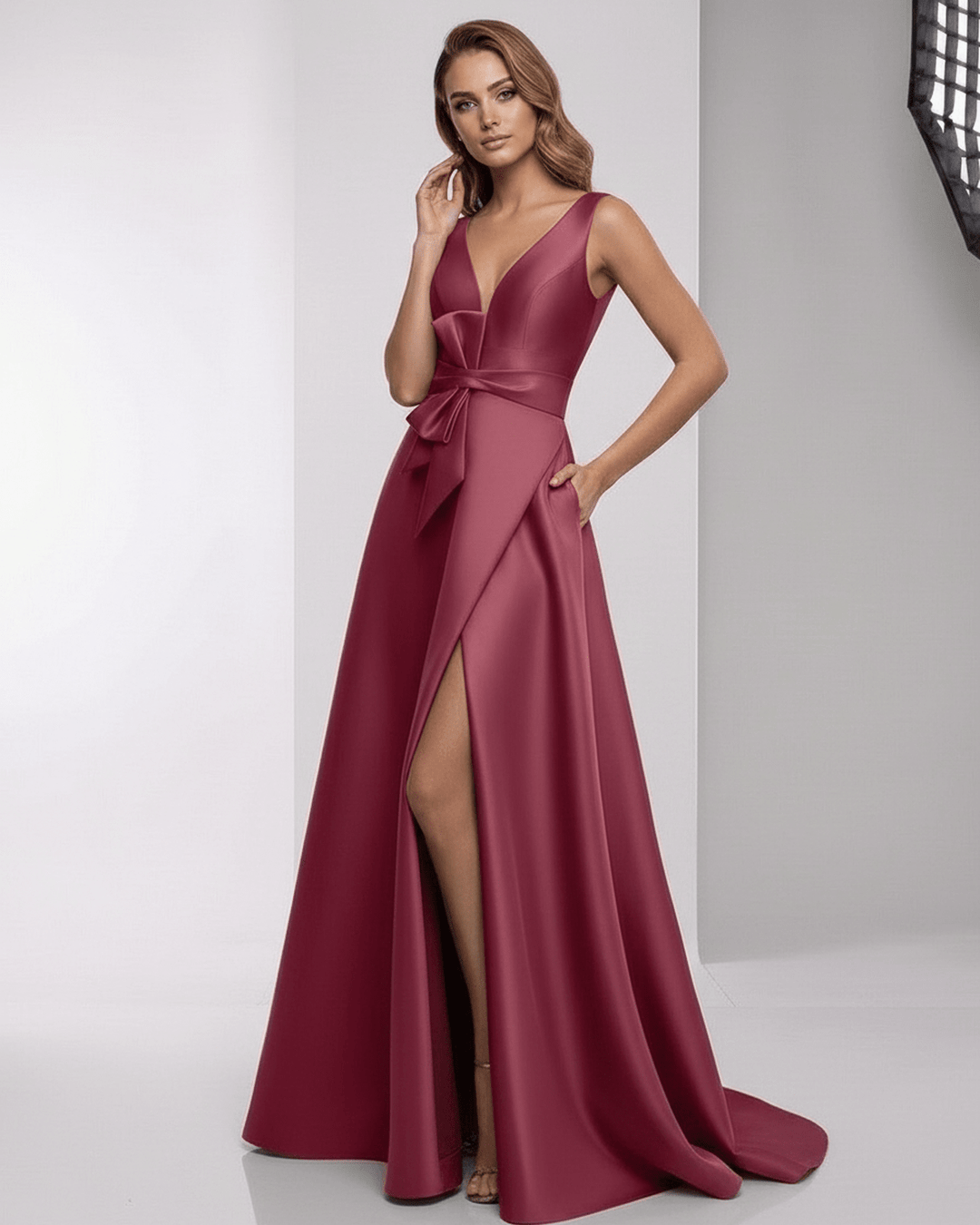 Elegante vestido maxi blanco de mujer con escote en V y abertura, diseño formal para fiestas y celebraciones.