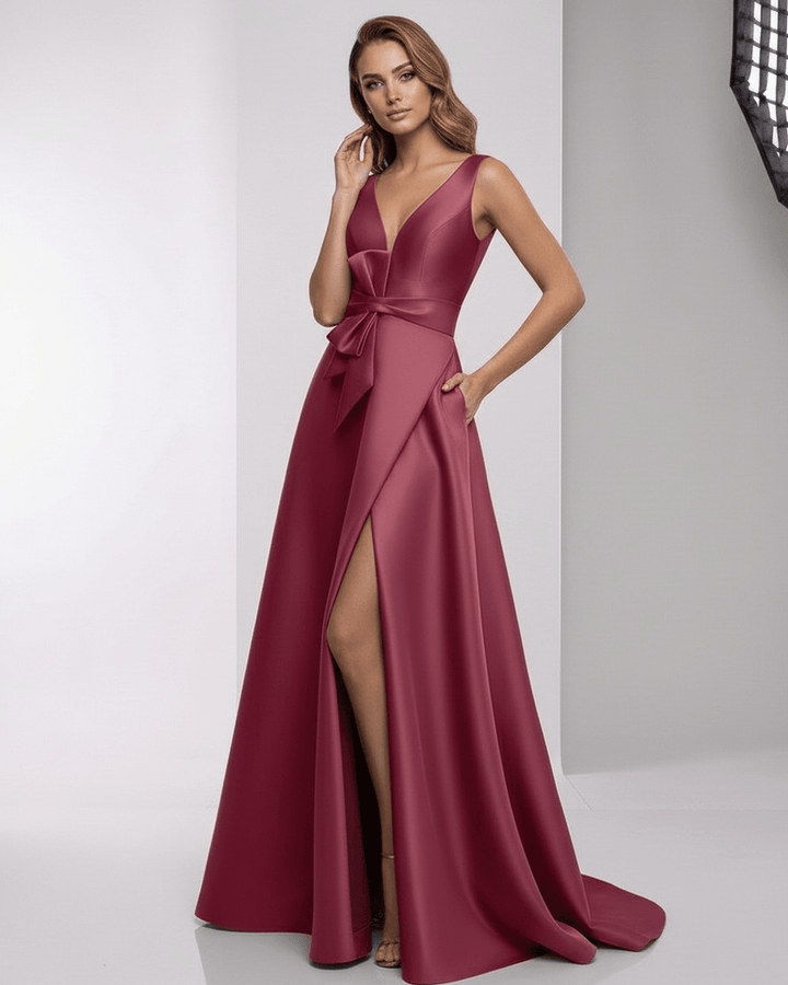 Elegante vestido maxi blanco de mujer con escote en V y abertura, diseño formal para fiestas y celebraciones.