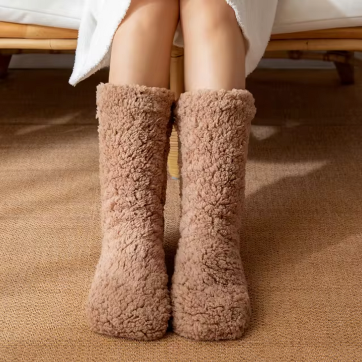 Par de calcetines altos y confortables para mujer, perfectos para el hogar. Suavidad y calidez para tus pies.