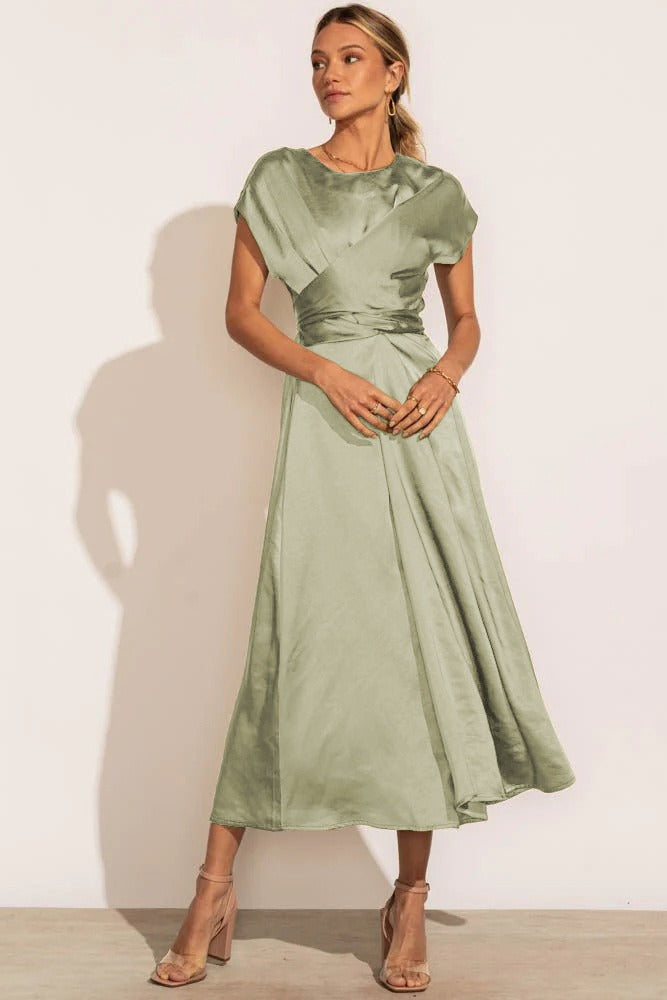 Detalle del vestido midi Feline, tela elegante y corte favorecedor para mujer.