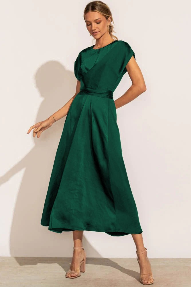Vestido midi elegante para mujer, perfecto para cócteles y eventos formales, silueta estilizada.