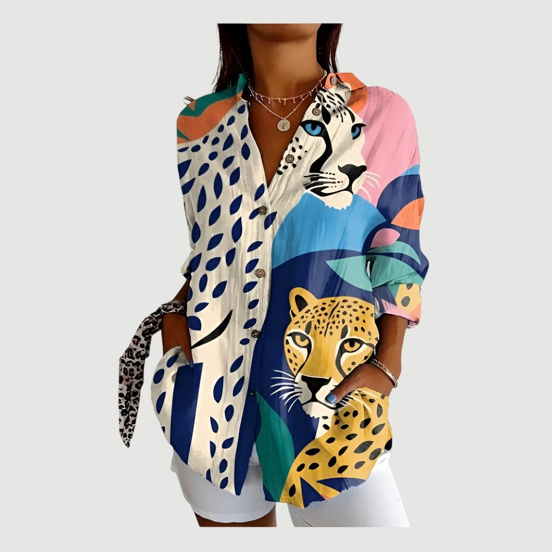 Blusa de mujer con estampado animal, manga larga y botones. Elegante y versátil, ideal para moda casual u oficina.