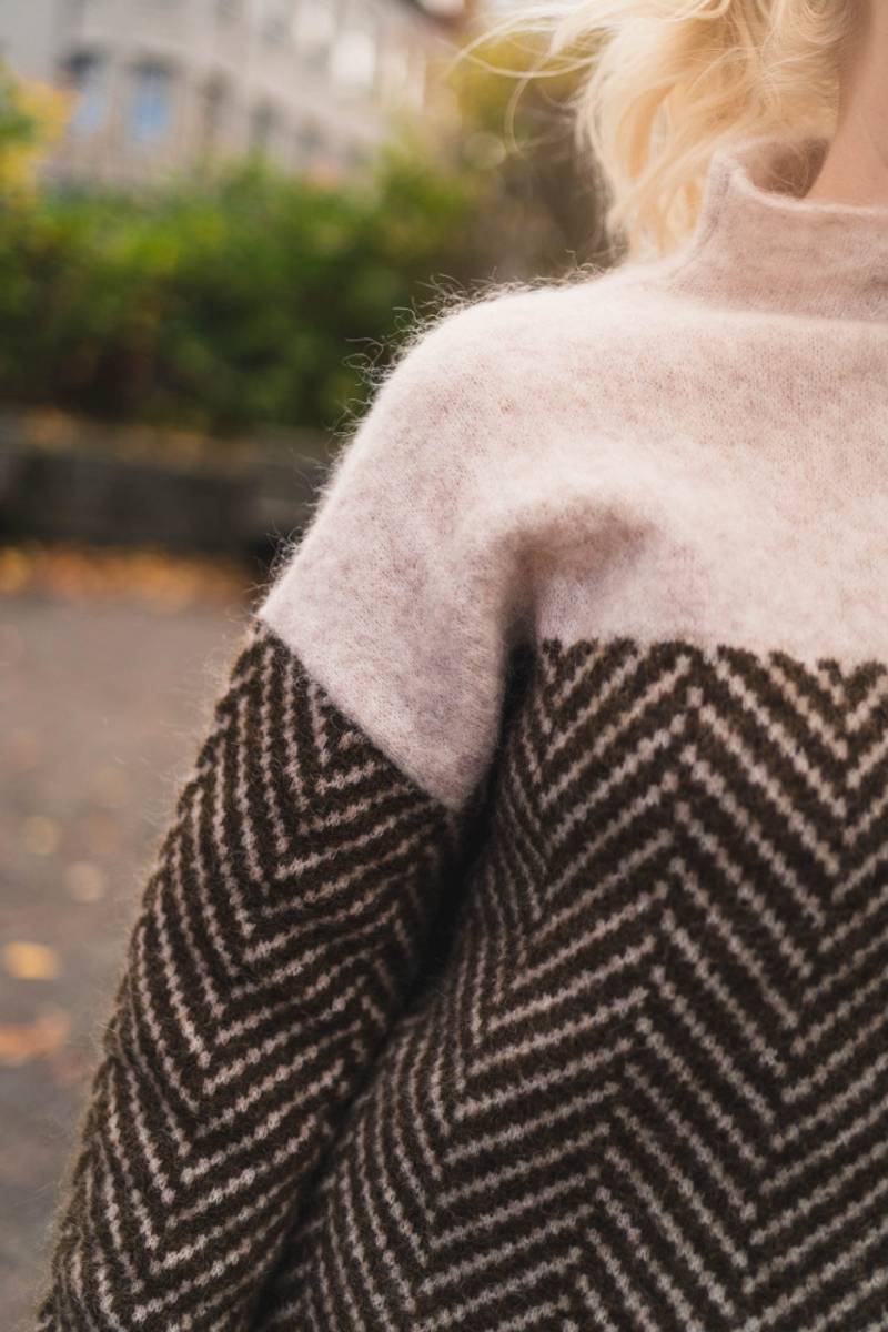 Suéter de algodón suave bicolor de cuello alto para mujer. Comodidad y estilo para la moda de invierno y otoño.