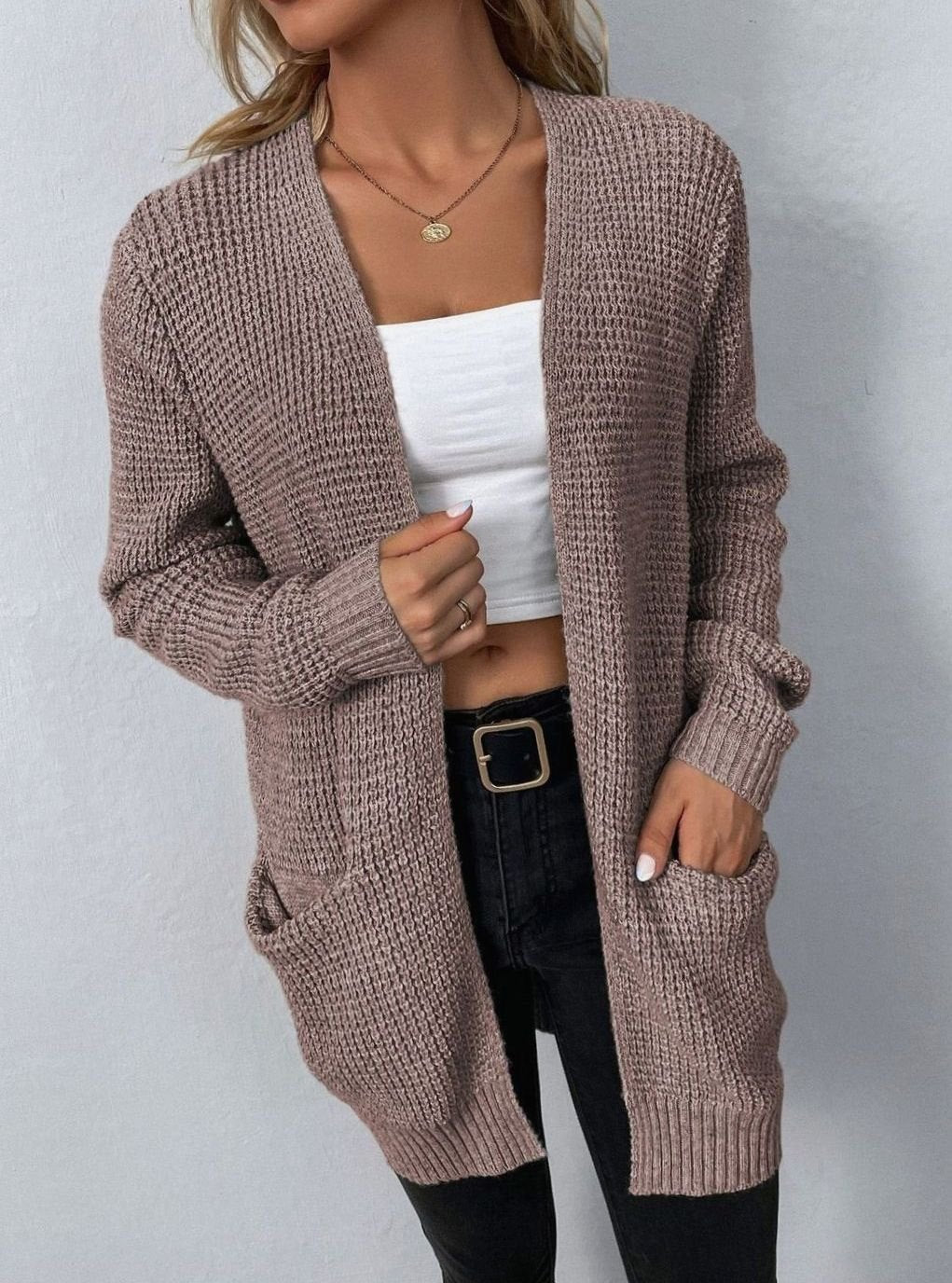 Cárdigan de mujer con textura de punto waffle, diseño abierto y puños acanalados, prenda básica y cómoda.
