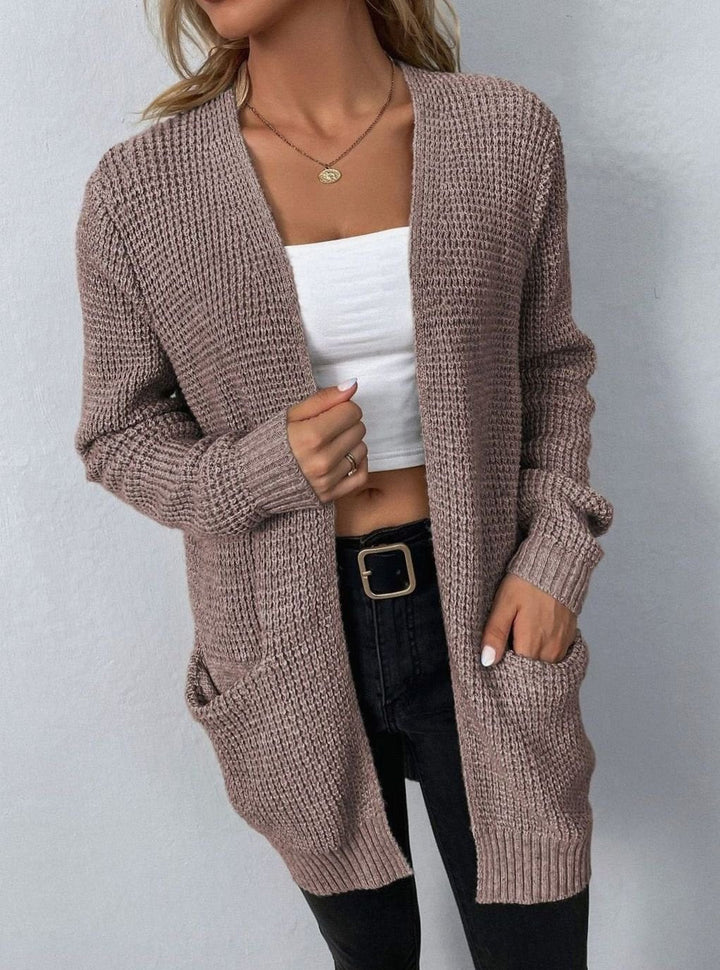 Cárdigan de mujer con textura de punto waffle, diseño abierto y puños acanalados, prenda básica y cómoda.