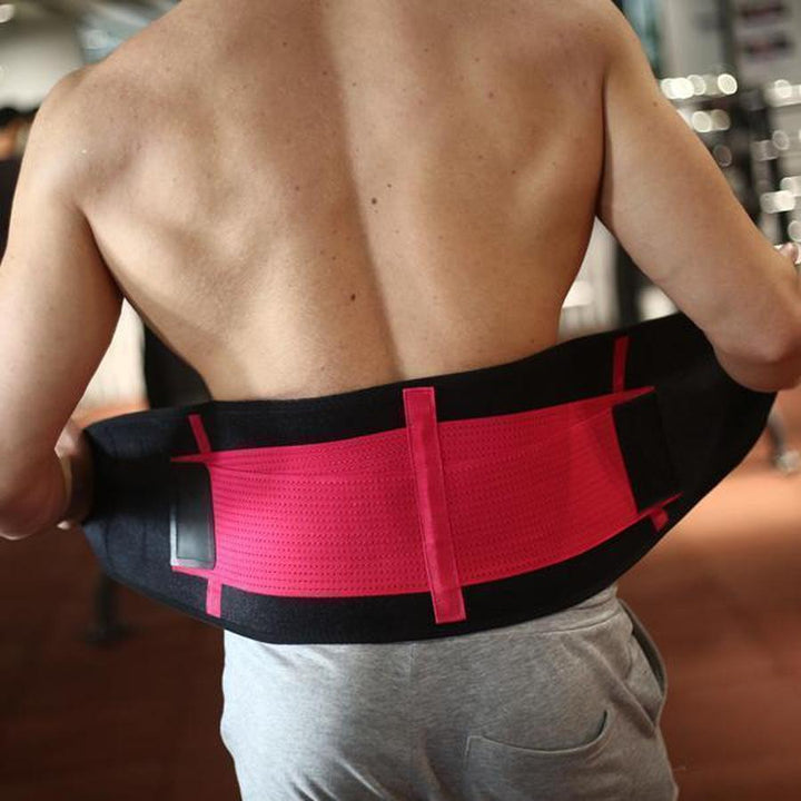 Hombre demostrando flexibilidad con cinturilla de sudor, soporte lumbar y quemagrasa.