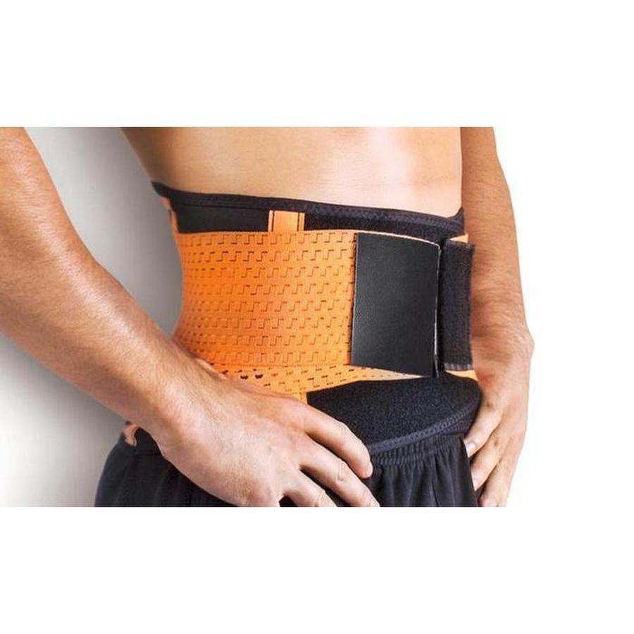 Hombre ejercitándose con faja quemagrasa, sudoración y soporte lumbar en entrenamiento.