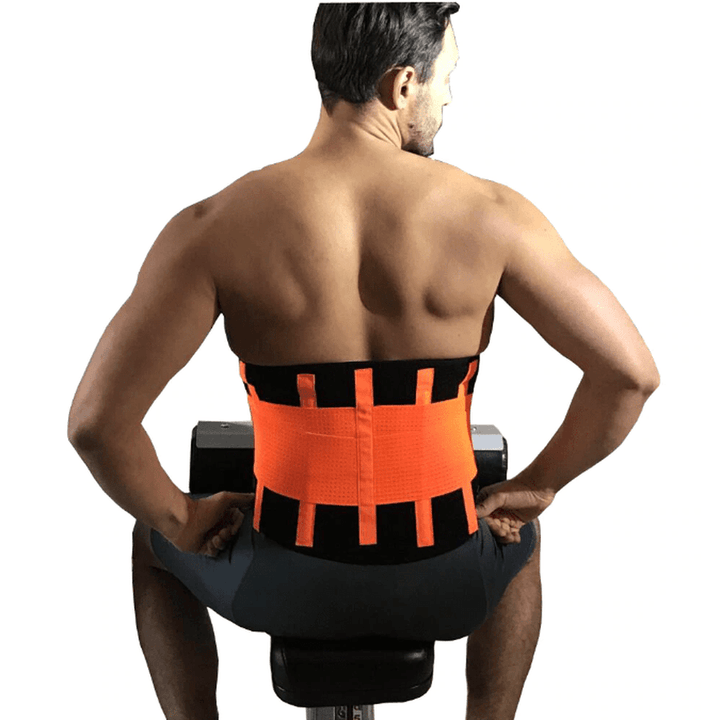 Hombre activo usando cinturilla de sudor para hombre, mejora el rendimiento deportivo.