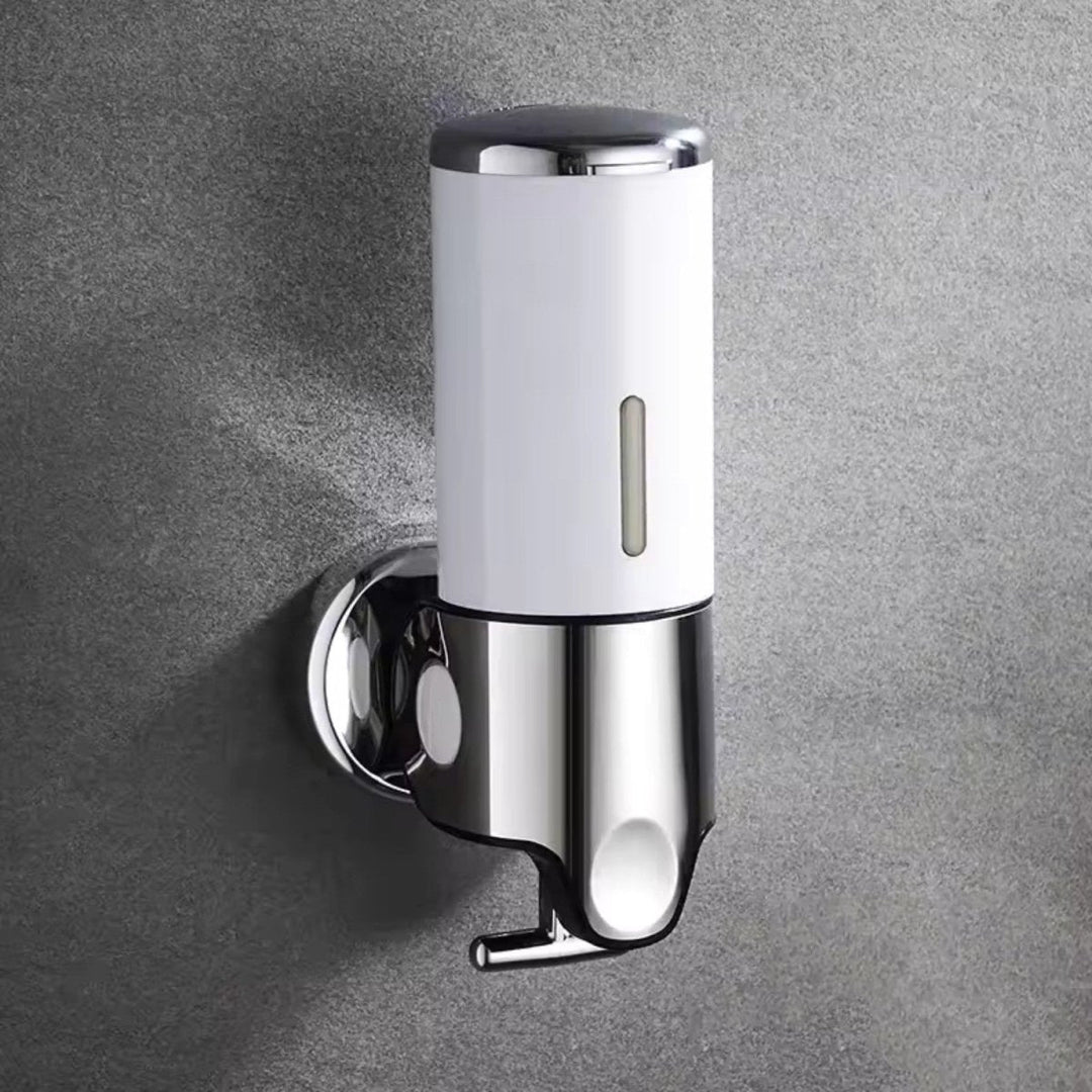 Moderno dispensador de jabón en acero inoxidable, ideal para pared en hogar u oficina.