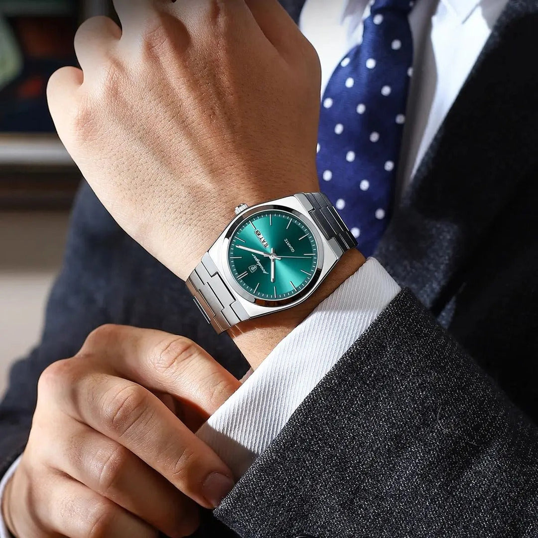 Ángulo detallado del reloj de hombre impermeable, acero inoxidable pulido, refleja estilo y robustez.
