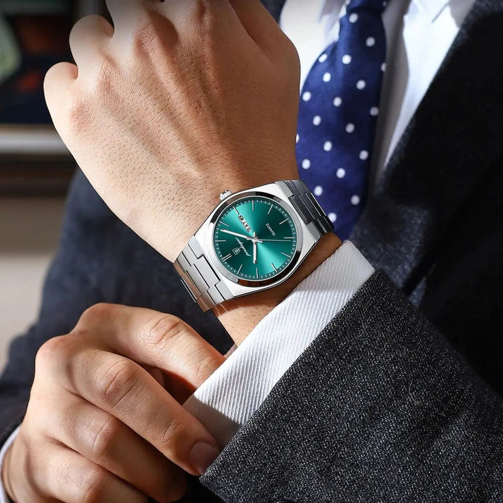 Ángulo detallado del reloj de hombre impermeable, acero inoxidable pulido, refleja estilo y robustez.