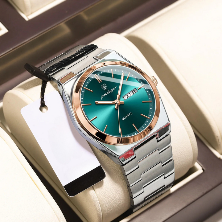 Reloj impermeable de hombre bajo el agua, demostrando su resistencia al agua y durabilidad.