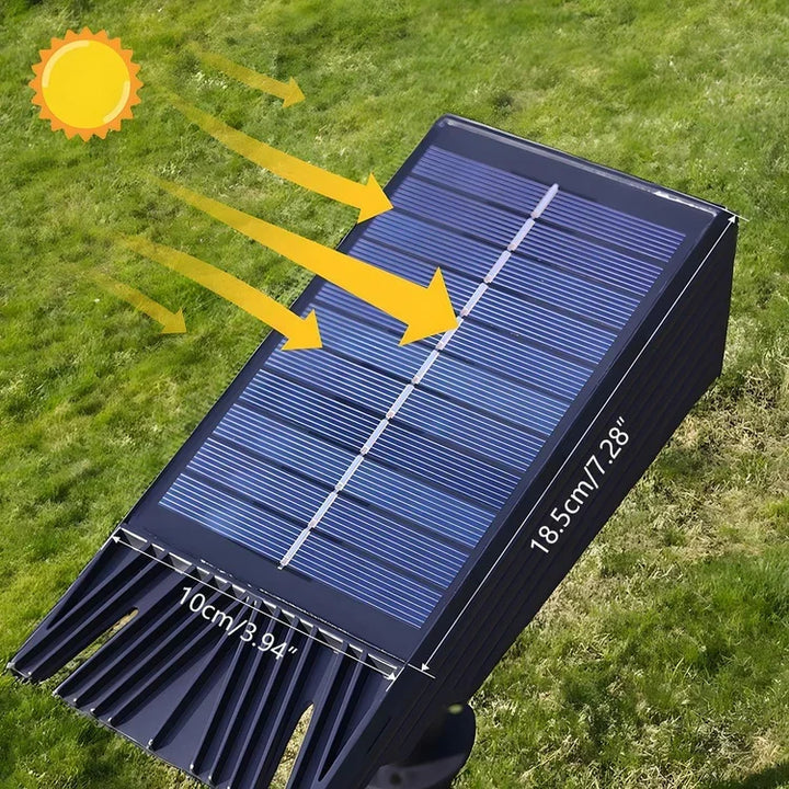 Foco solar LED RGB para jardín, crea ambiente decorativo en terraza con luz y eficiencia.