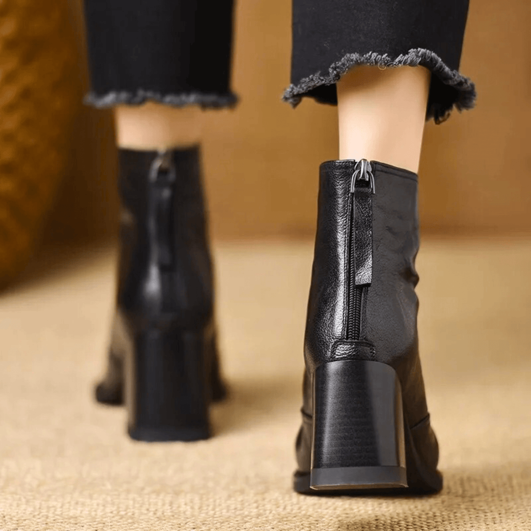 Botas de moda para mujer, tobillo alto, tacón ancho. Estilo urbano chic con cremallera y detalles. [[lstfy-media:9]]