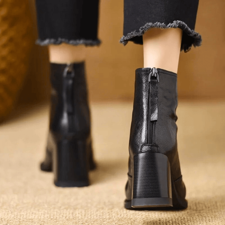 Botas de moda para mujer, tobillo alto, tacón ancho. Estilo urbano chic con cremallera y detalles. [[lstfy-media:9]]