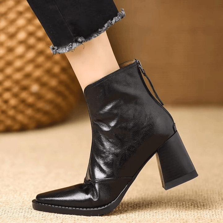 Botas de mujer con tacón ancho para mayor estabilidad. Estilo tobillo urbano con cremallera lateral.