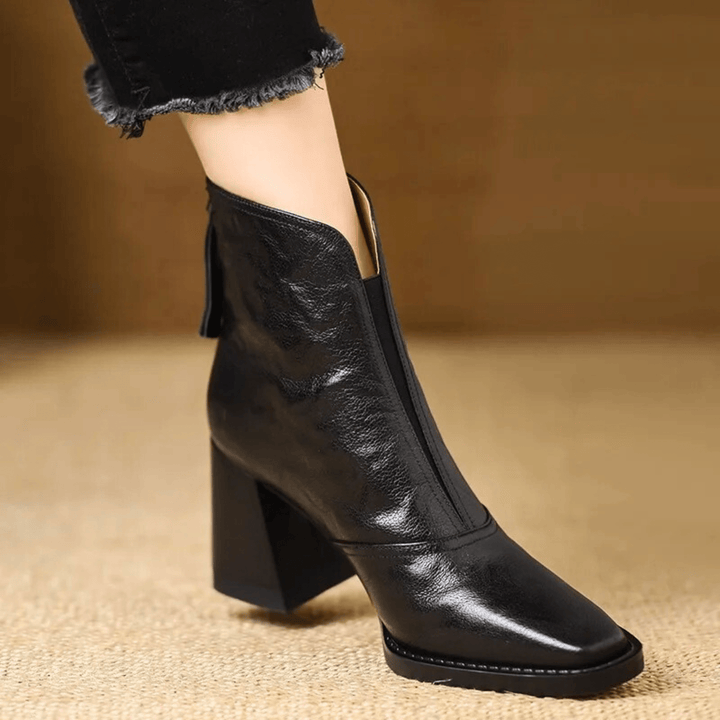 Botas elegantes de mujer al tobillo. Diseño urbano con tacón ancho y cremallera para otoño/invierno.