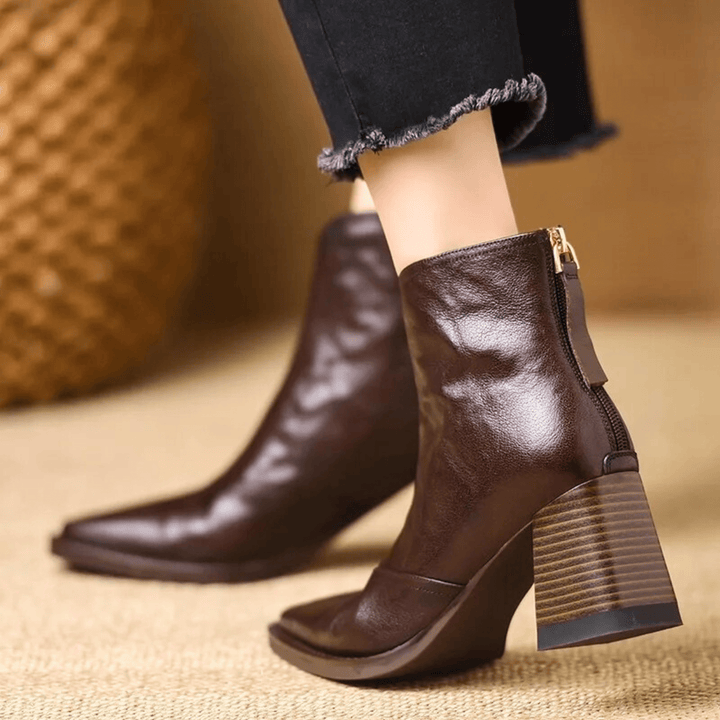 Botas urbanas de mujer estilo tobillo. Tacón ancho y cremallera, perfectas para el otoño e invierno.