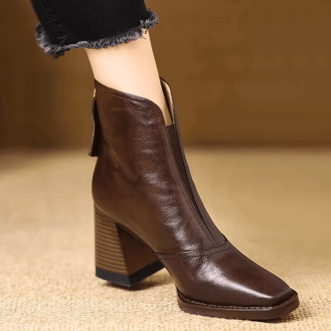 Botas de mujer al tobillo con tacón ancho y cremallera. Calzado urbano elegante para otoño e invierno.