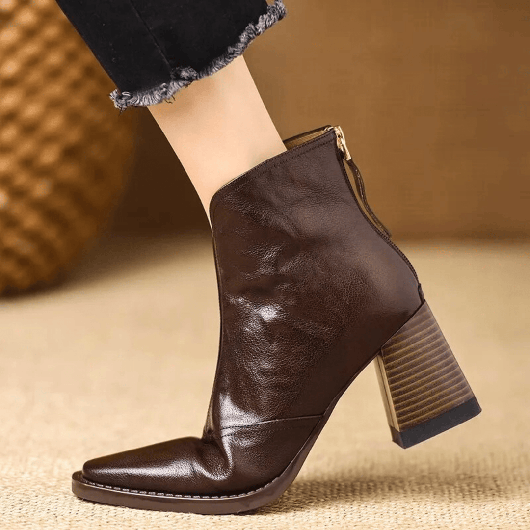 Botas tobilleras de mujer con tacón ancho y cremallera lateral. Estilo urbano y cómodo para el día a día.