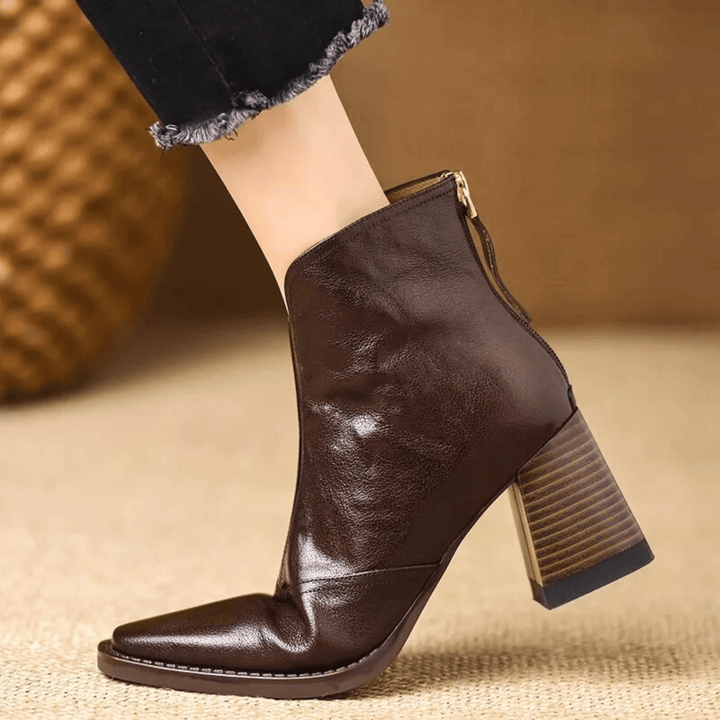 Botas tobilleras de mujer con tacón ancho y cremallera lateral. Estilo urbano y cómodo para el día a día.