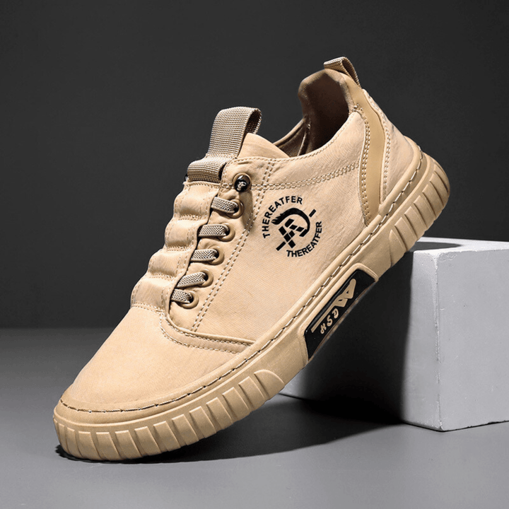 Calzado sport para hombre: zapatillas urbanas con suela gruesa, diseño ligero y cordones elásticos.