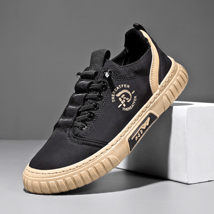 Zapatillas casuales ligeras de hombre con suela gruesa, ideales para estilo urbano y comodidad diaria.