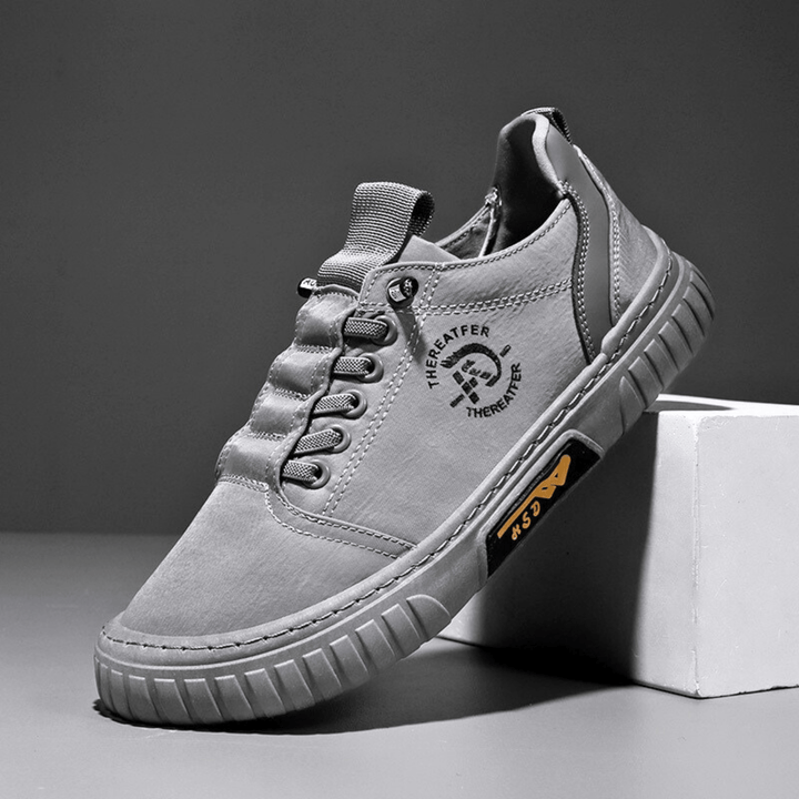 Estilo diario: zapatillas casuales ligeras para hombre con suela gruesa, ideales para comodidad urbana.