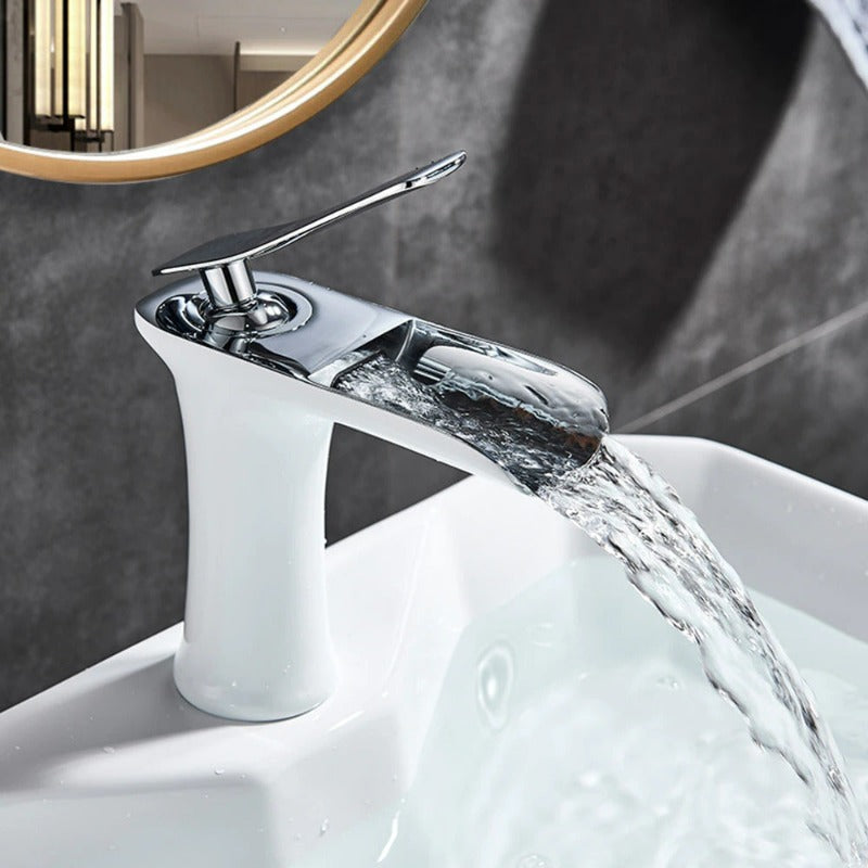 Grifo de baño monomando estilo cascada, metal duradero, ideal para hogares actuales.
