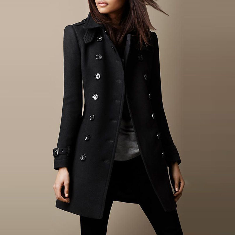 Abrigo largo elegante de mujer en color gris, con botones frontales y cuello solapa, ideal para invierno.
