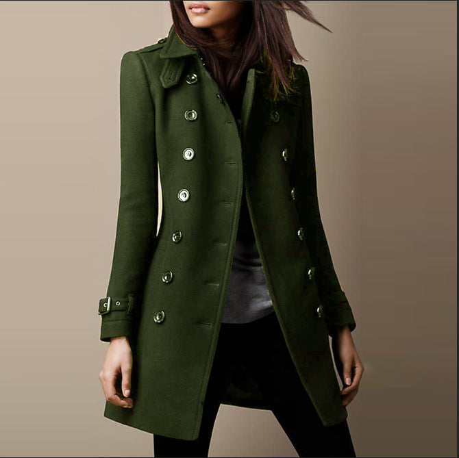 Mujer luciendo un cálido abrigo largo de moda con diseño elegante y botones, perfecto para el frío invierno.