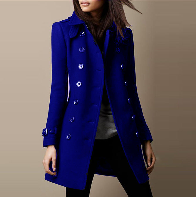 Detalle del elegante abrigo de invierno para mujer con botones decorativos y tela suave. Ropa de moda.