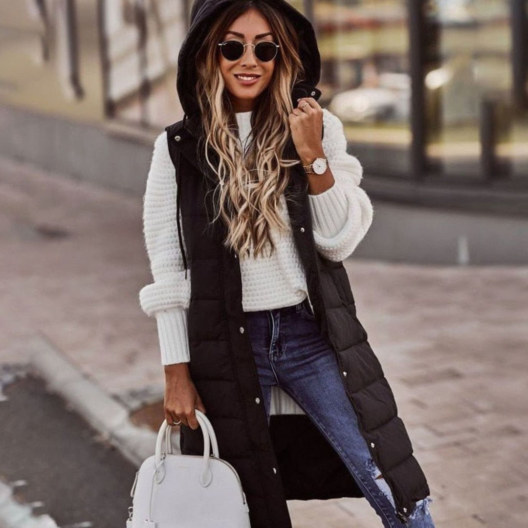 Chaleco largo acolchado con capucha para mujer, sin mangas. Ideal para moda invierno y estilo casual.