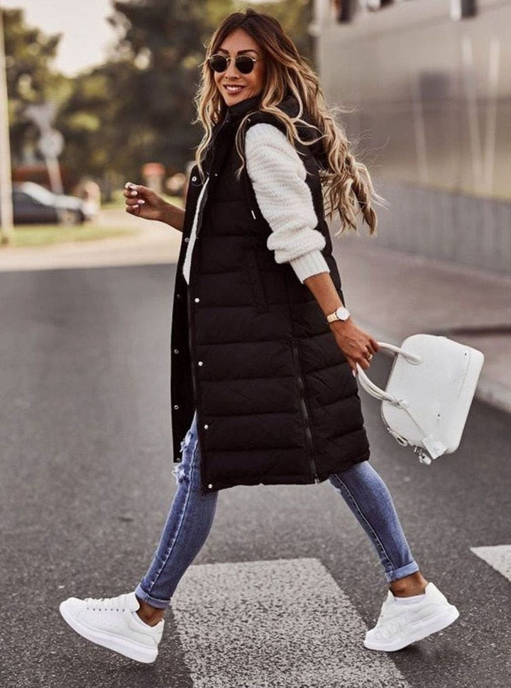 Chaleco largo acolchado mujer con capucha, estilo casual. Ropa de abrigo versátil sin mangas para el día a día.