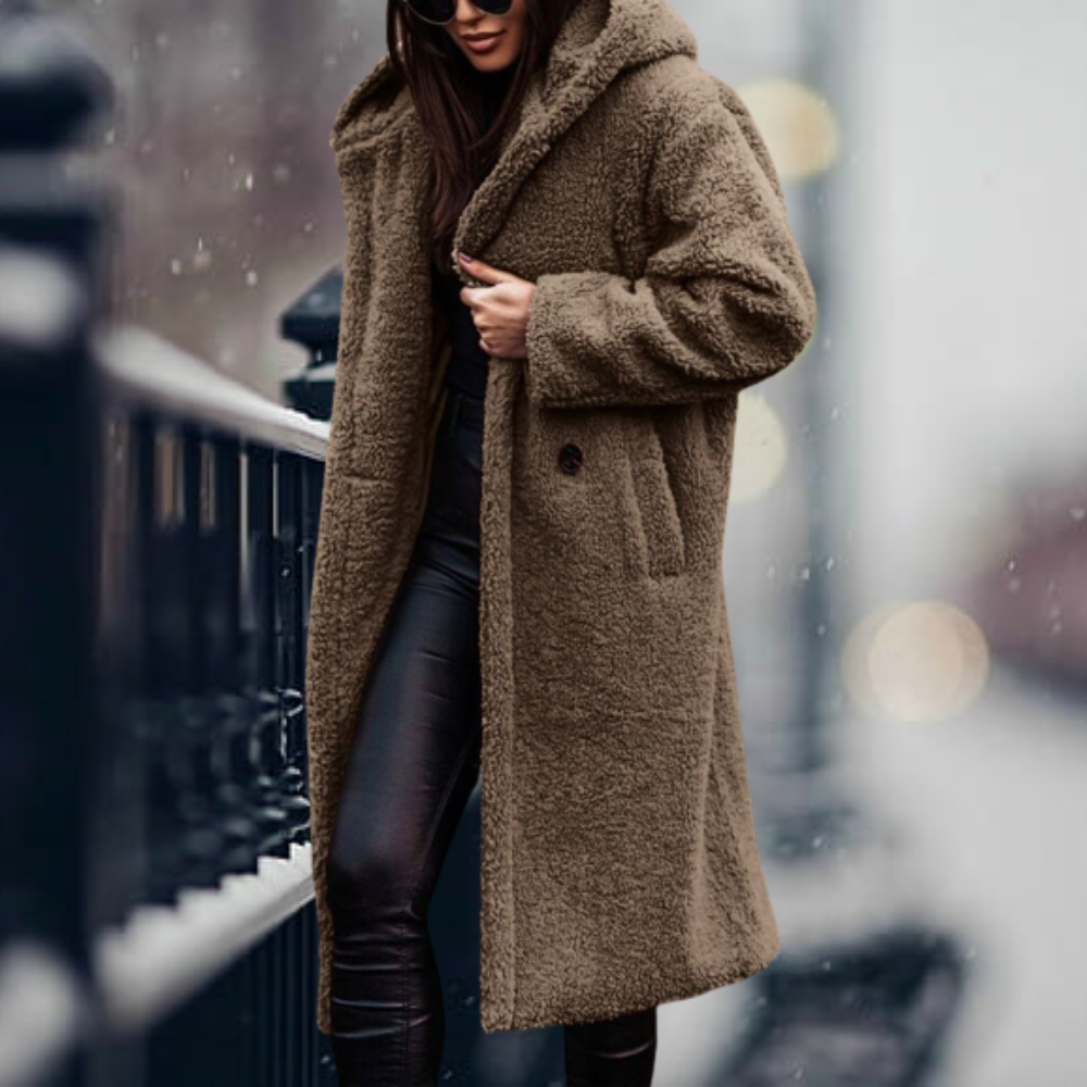 Abrigo femenino de invierno, con silueta elegante y capucha, una prenda esencial para el frío. [[lstfy-media:10]]