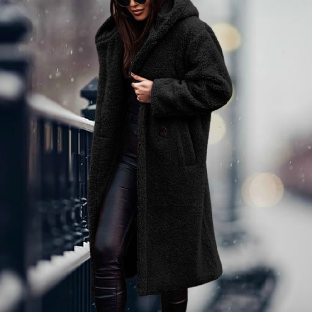 Mujer luciendo abrigo de invierno elegante con capucha ajustable, estilo y confort. [[lstfy-media:2]]