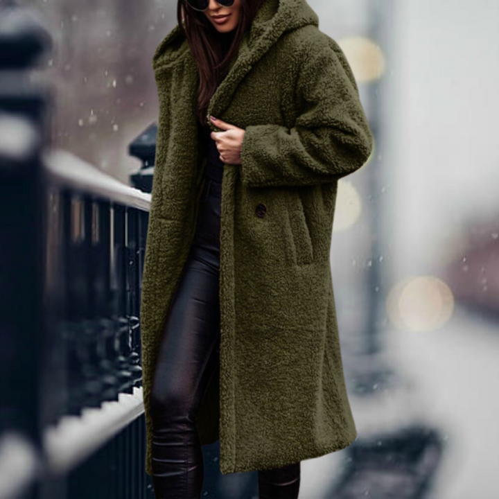 Detalle de capucha ajustable en abrigo de invierno acolchado para mujer, moda y funcionalidad. [[lstfy-media:3]]