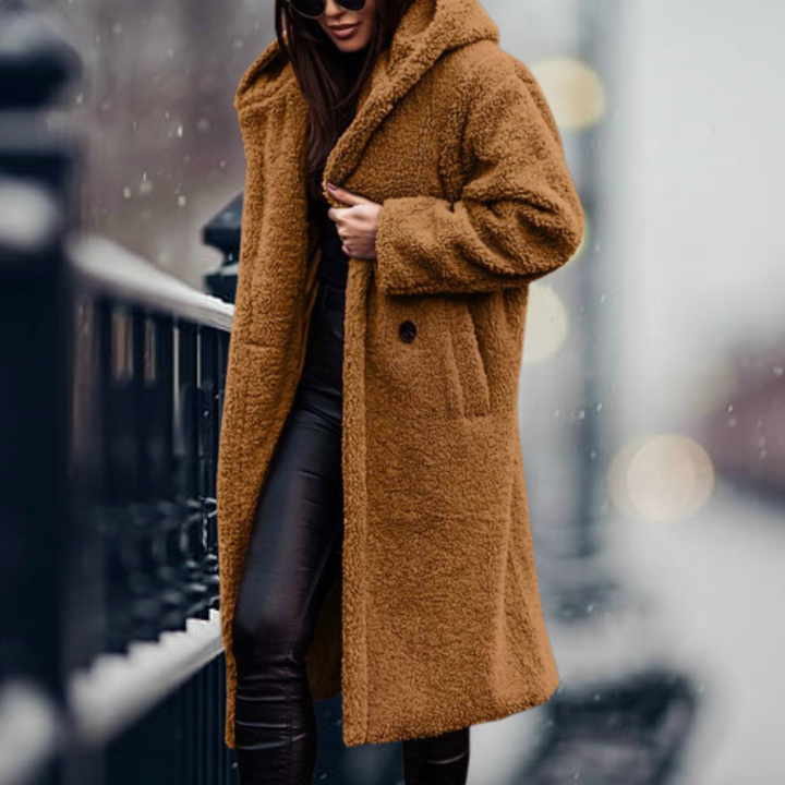 Vista frontal de abrigo acolchado de mujer, con cremallera y bolsillos, estilo de moda invernal. [[lstfy-media:5]]