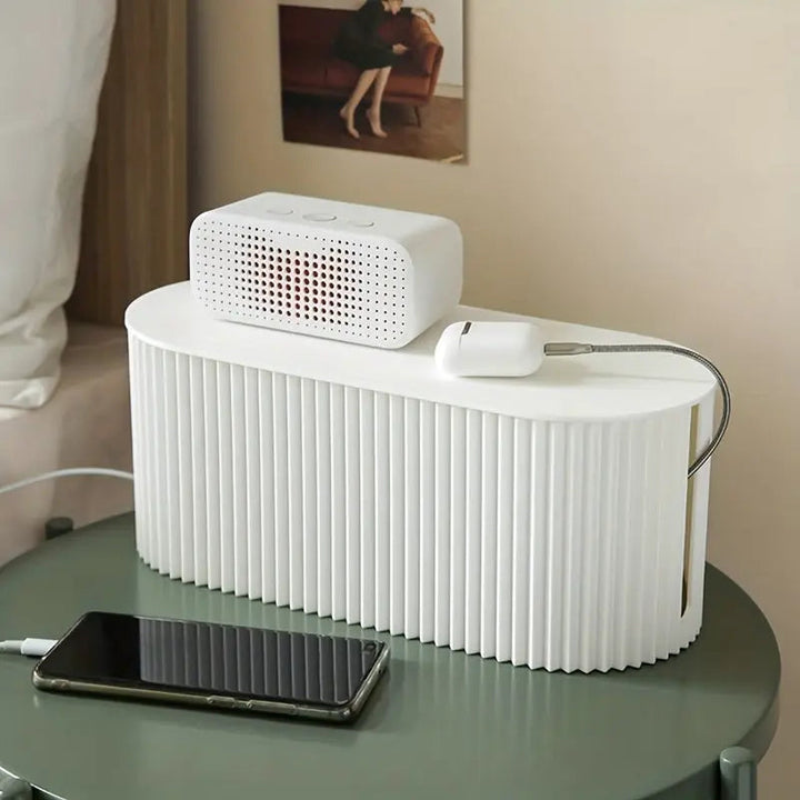 Organizador de cables de plástico duradero para escritorio, manteniendo el espacio de trabajo ordenado.