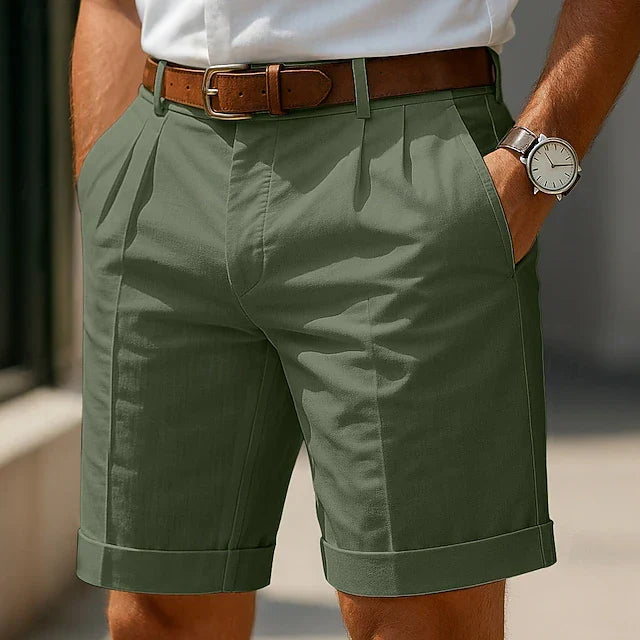 Moda masculina de verano: pantalones cortos plisados para hombre. Diseño elegante y fresco, perfecto para un look casual.