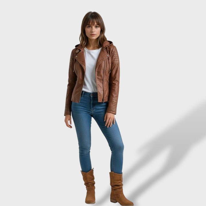 Primer plano de la suave textura del ante en botines de mujer, destacando su calidad y confort. Calzado de moda.