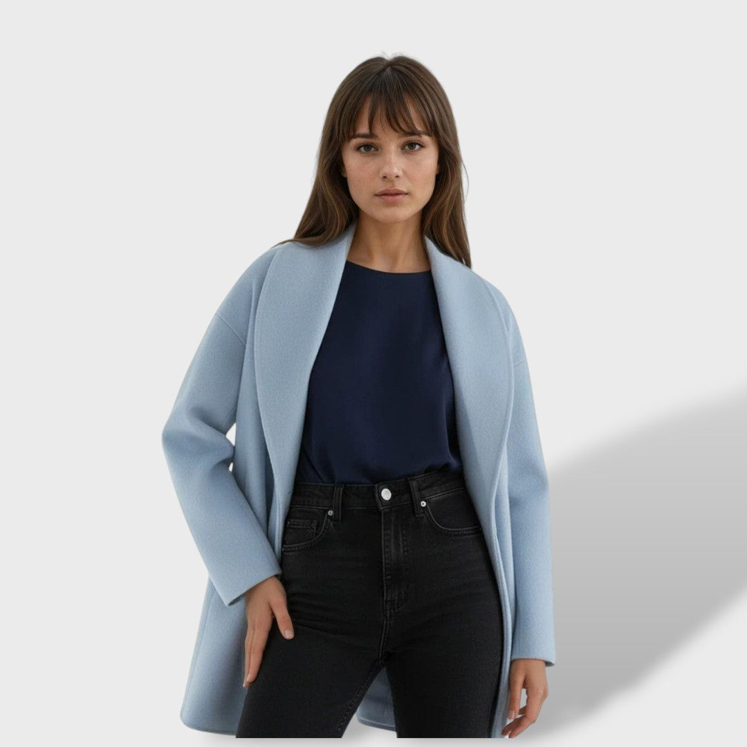 Abrigo de lana oversize para mujer. Prenda cálida y elegante, ideal para invierno.