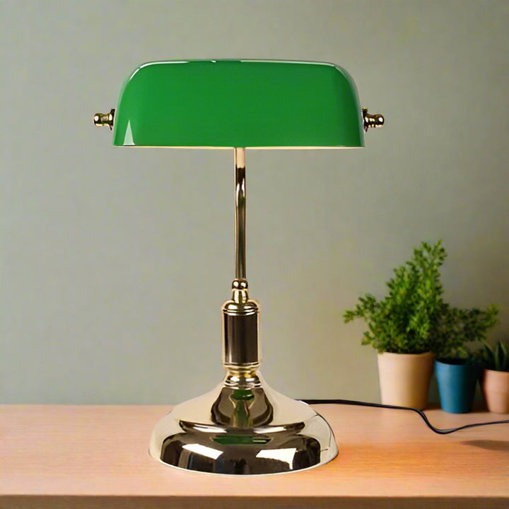 Lámpara de mesa clásica en bronce, estilo retro, para un toque elegante en el hogar.
