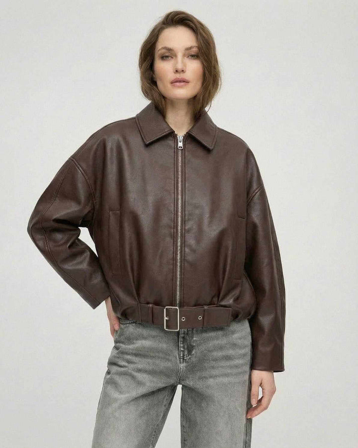 Elegante chaqueta oversize marrón para mujer con cinturón. Moda chic, ideal para ropa casual y de transición.